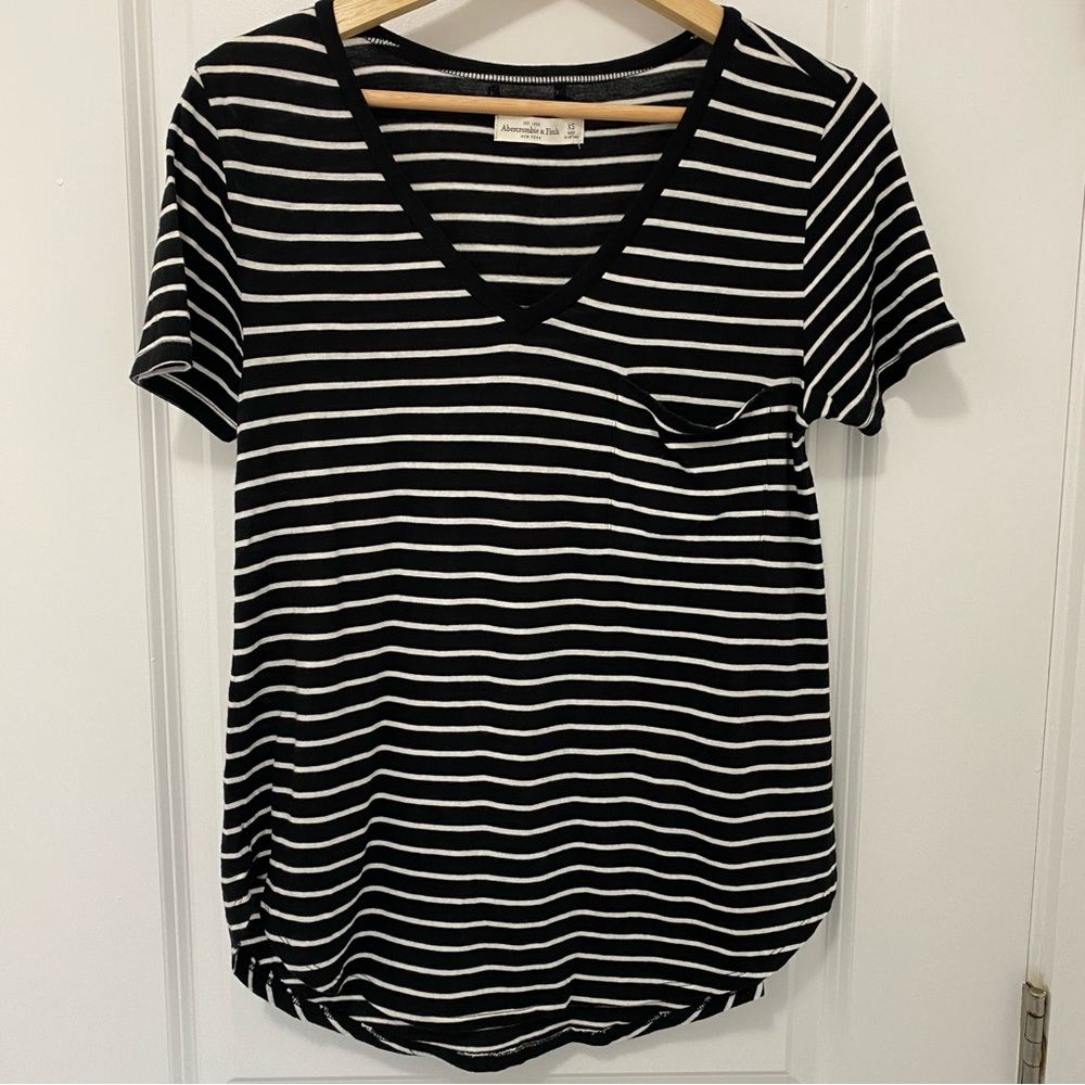 Abercrombie & Fitch Black and White Striped V-Neck Pocket T-Shirt (size: XS)